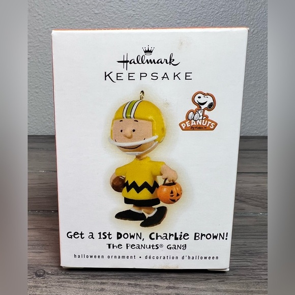 HALLMARK NIB 2009 Get a 1st Down, Charlie Brown! Peanuts Gang Halloween Ornament - Picture 1 of 8